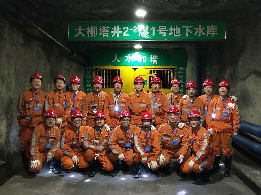 大柳塔井煤地下水库合影留念.jpg